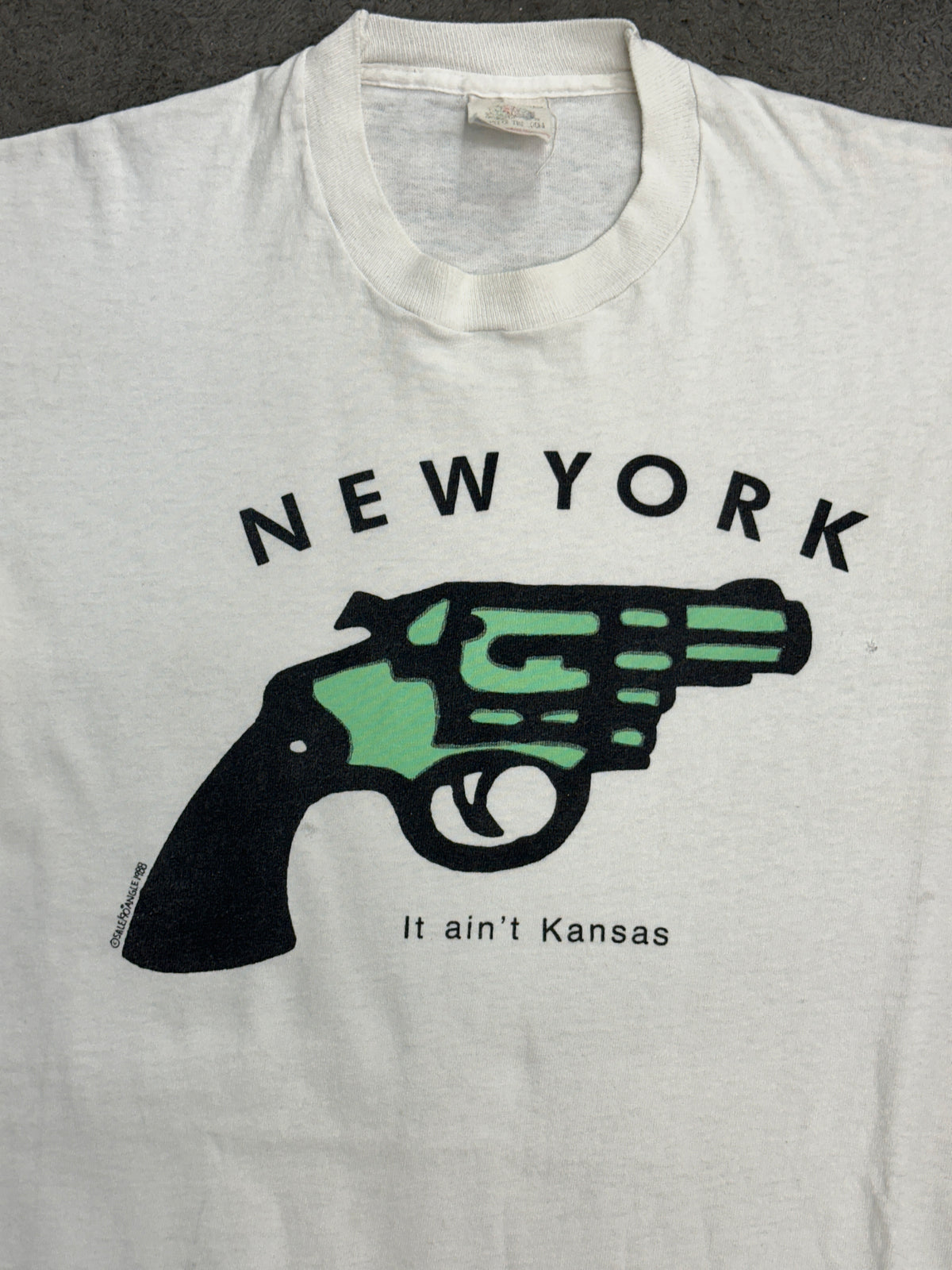 [L] 90s NY It's ain't Kansas Tee