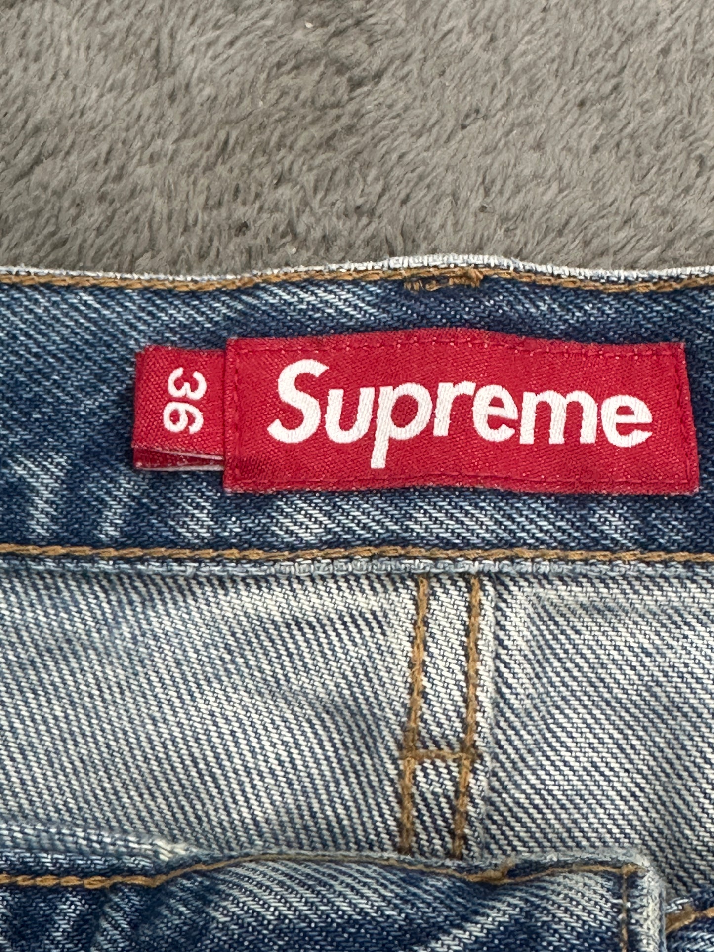 [36] Supreme Baggy Jeans